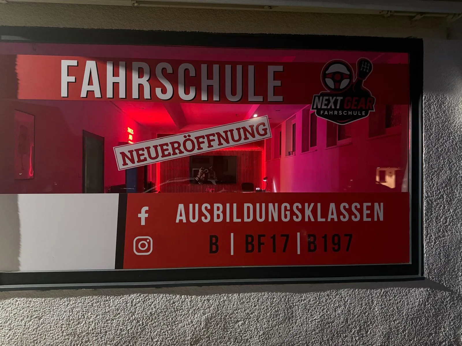 Schaufenster der Fahrschule Next Gear in Bielefeld mit Logo und Ausbildungsklassen B, BF17 und B197